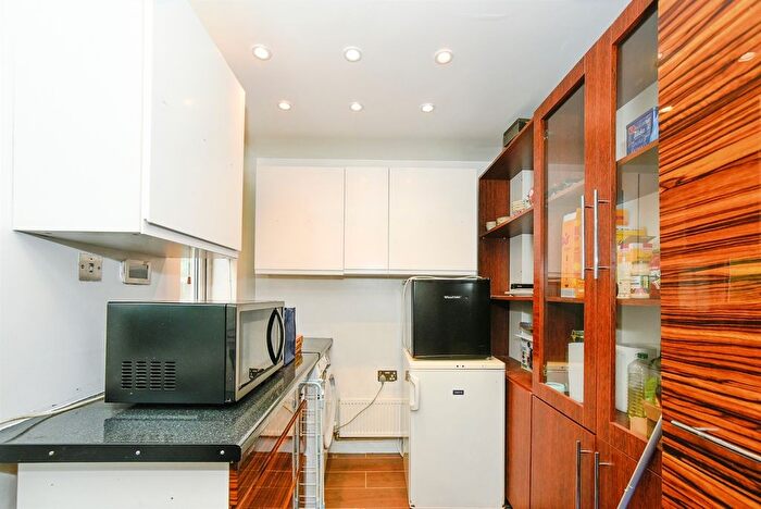 3 Bedroom End Terrace House For Sale In Dulverton Avenue, Swindon, SN3