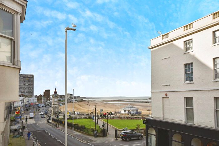 3 Bedroom Flat For Sale In Marine Gardens, Margate, Kent, CT9