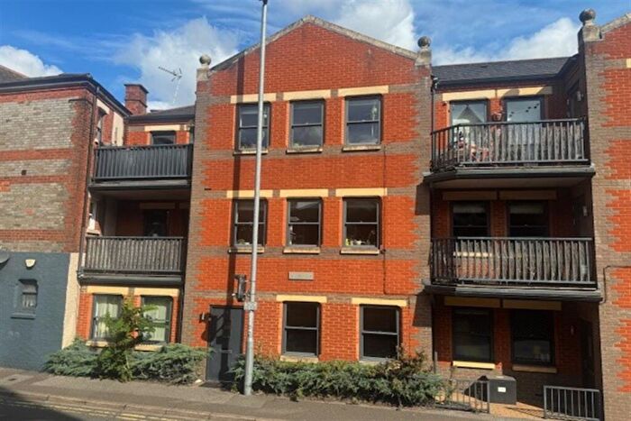 2 Bedroom Apartment For Sale In Carlingford House, Gosbrook Road, Caversham, Reading, RG4