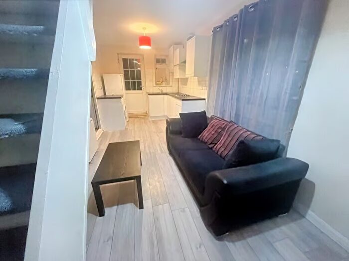 1 Bedroom End Of Terrace House To Rent In Waterbeach Road, Slough, SL1