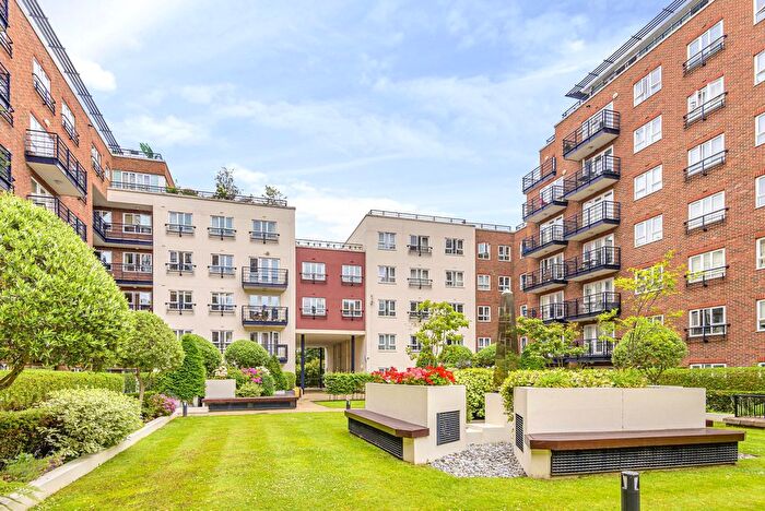 1 Bedroom Flat To Rent In Carisbrooke House, Royal Quarter, Seven Kings Way, Kingston Upon Thames, KT2