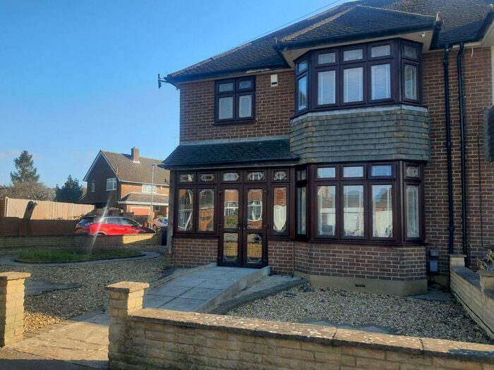 4 Bedroom House To Rent In Kingsdown Avenue, Luton, LU2