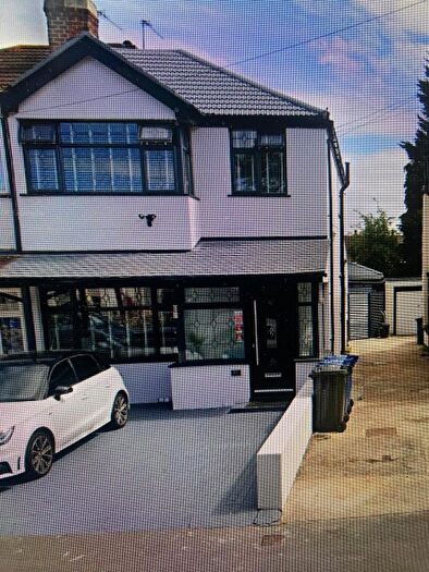 4 Bedroom Semi-Detached House To Rent In Adrienne Avenue, Southall, UB1