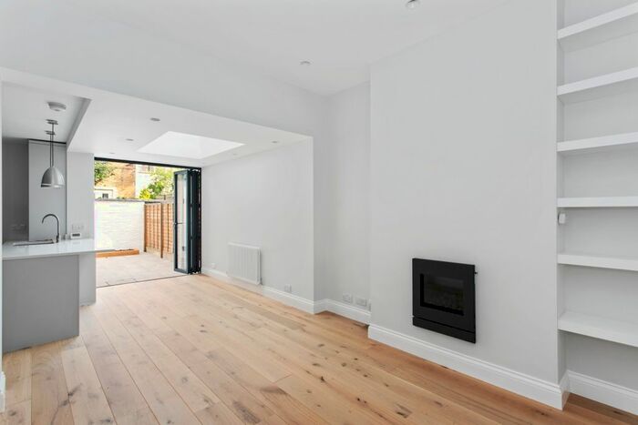 2 Bedroom Flat To Rent In Ingelow Road, London, SW8