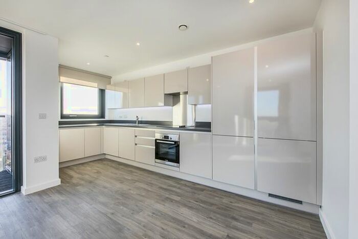 3 Bedroom Flat To Rent In Sutton Court Road, Sutton, SM1