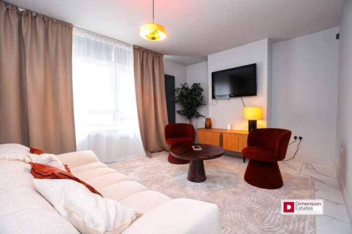 3 Bedroom Maisonette To Rent In Wyllen Close, London, London, E1
