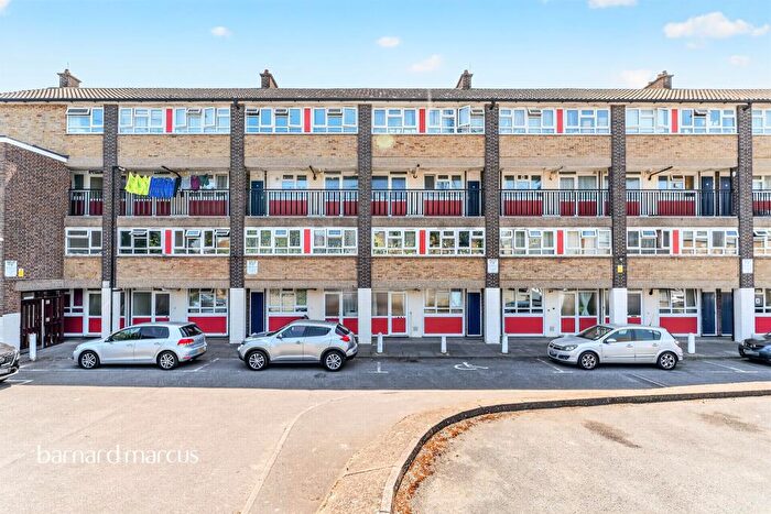 3 Bedroom Maisonette For Sale In London Road, Mitcham, CR4