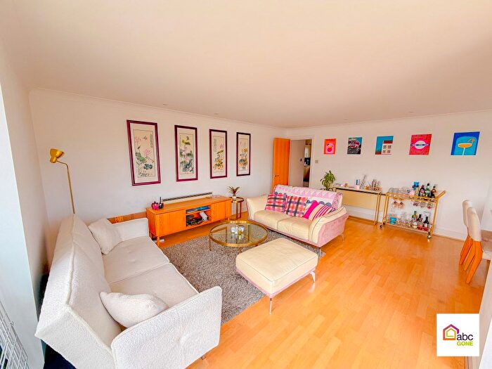 3 Bedroom Flat For Sale In St. Davids Square, London, E14
