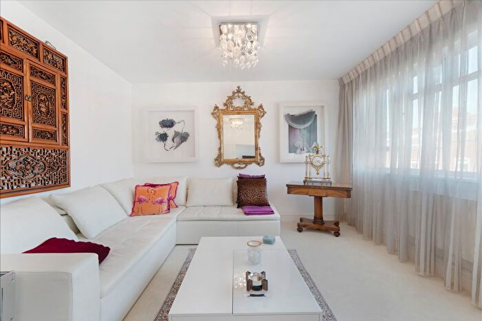 2 Bedroom Flat For Sale In Waverley Court, - Beaumont Street, W1G