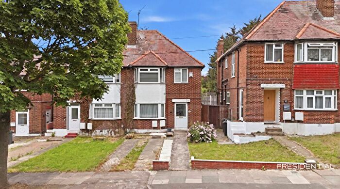 2 Bedroom Maisonette For Sale In Claybury Broadway, Clayhall, IG5