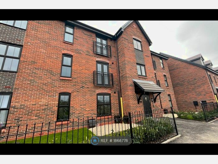 2 Bedroom Flat To Rent In Robertsons Way, Droylsden, Manchester, M43