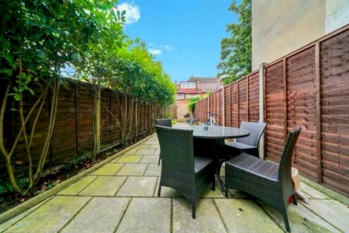 3 Bedroom Flat To Rent In Caledonian Road, London, N7
