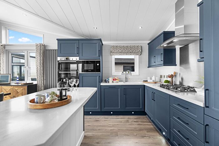 2 Bedroom Mobile/park Home For Sale In Christchurch Road, Highcliffe, BH25