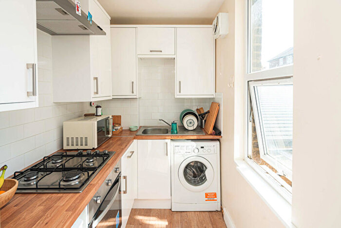 1 Bedroom Apartment For Sale In Padfield Road, London, SE5