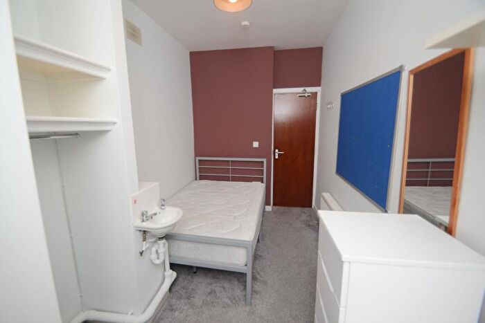 5 Bedroom Flat To Rent In Clifton Avenue, Fallowfield, Manchester, M14