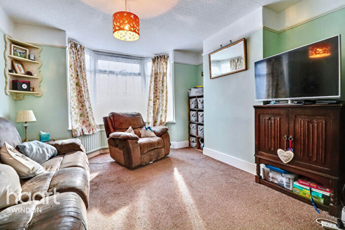 3 Bedroom Terraced House For Sale In Ferndale Road, Swindon, SN2