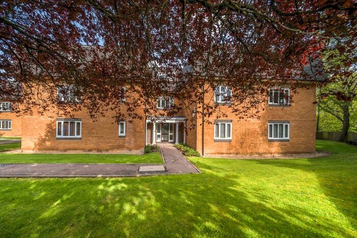 Studio To Rent In Ireton Close, London, N10