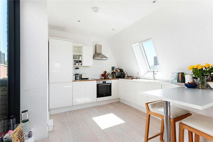 3 Bedroom Apartment To Rent In Hoxton Street, London, N1