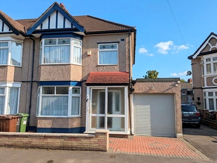 3 Bedroom End Terrace House For Sale In Woodlands Avenue, Chadwell Heath, RM6