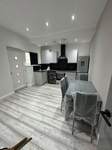 2 Bedroom Flat To Rent In Dickenson Road Manchester, M14