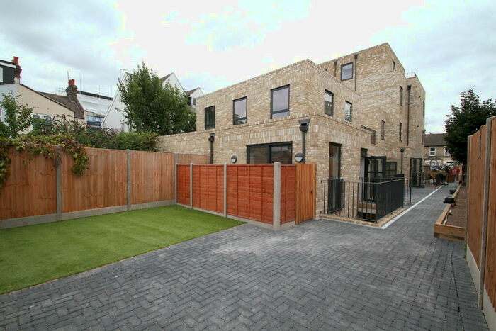 3 Bedroom Apartment To Rent In Chingford Road, London, E17