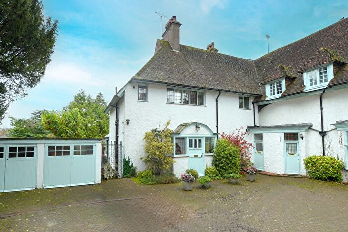 2 Bedroom Country House For Sale In The Moat, Charing, TN27