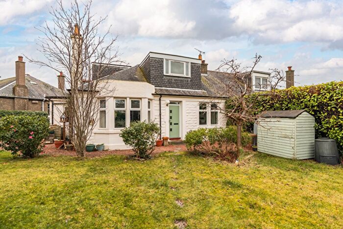 4 Bedroom Semi Detached Bungalow For Sale In Strachan Gardens, Edinburgh, EH4