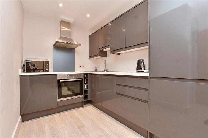 1 Bedroom Flat For Sale In Station Road, Sutton, Surrey, SM2