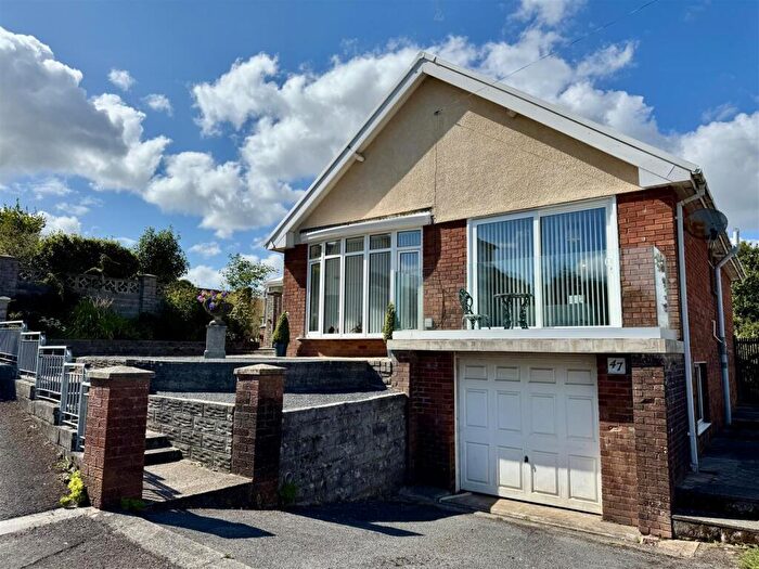3 Bedroom House For Sale In Cleviston Park, Llangennech, Llanelli, SA14