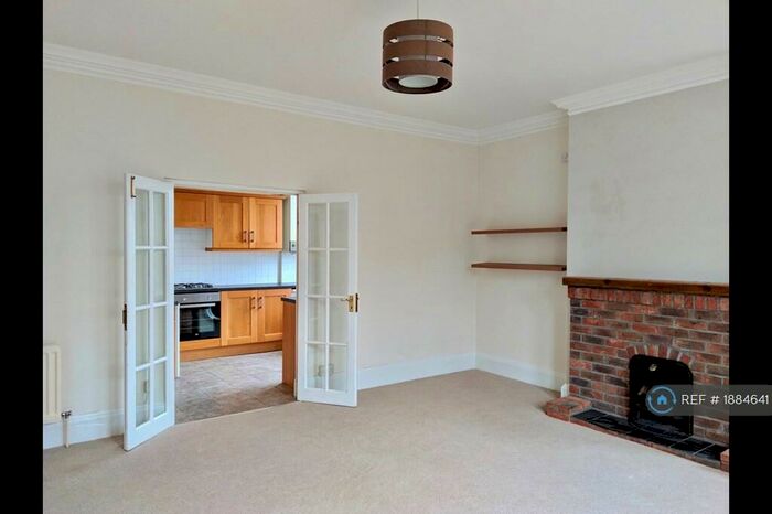 2 Bedroom Flat To Rent In Lake House, Petersfield, GU31