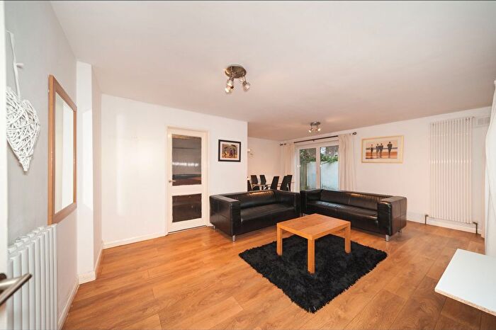 3 Bedroom Flat To Rent In Clarence Avenue, London, SW4