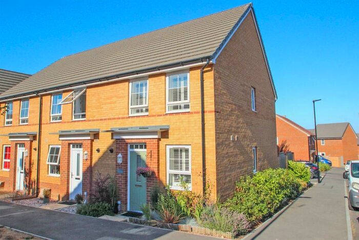 2 Bedroom End Of Terrace House To Rent In Captains Parade, East Cowes, PO32