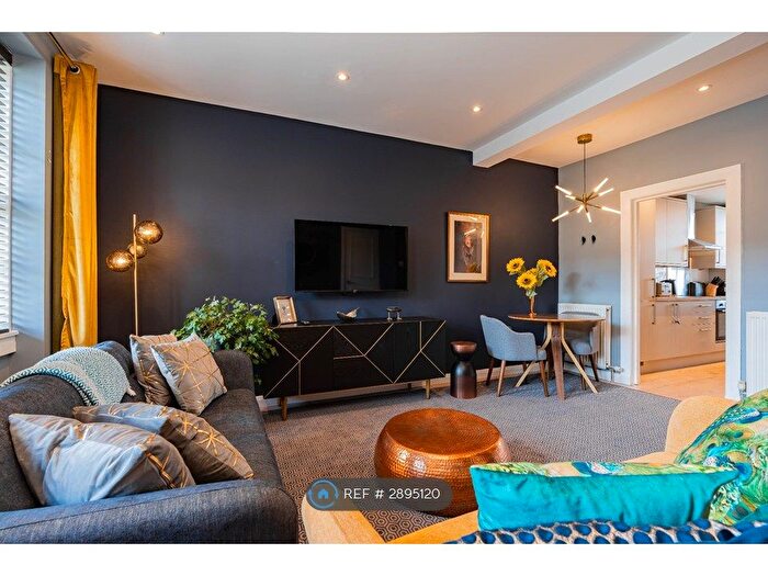 3 Bedroom Flat To Rent In Barony St, Edinburgh, EH3