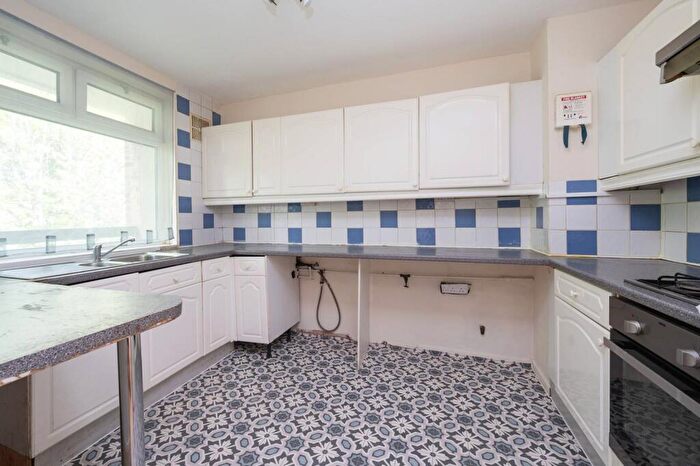3 Bedroom Flat To Rent In Ruston Street, Bow, London, E3