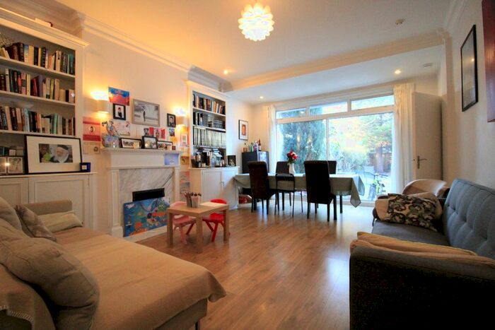 2 Bedroom Flat To Rent In West Heath Drive, London, NW11