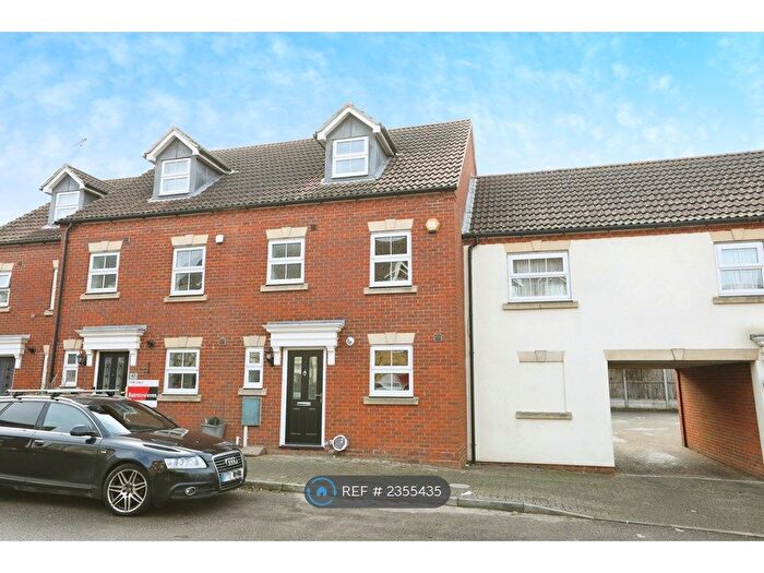 3 Bedroom Semi-Detached House To Rent In Sittingbourne, Sittingbourne, ME10