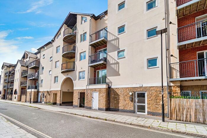 2 Bedroom Flat For Sale In Lower Canal Walk, Southampton, Hampshire, SO14