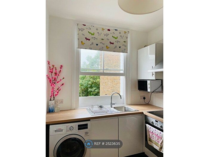 3 Bedroom Maisonette To Rent In Caledonian Road, London, N1