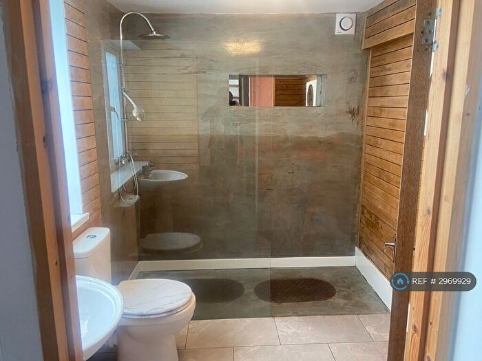 1 Bedroom Flat To Rent In Chesshyre St, Swansea, SA2