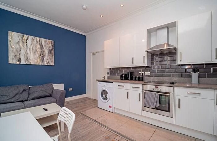5 Bedroom Flat To Rent In Western Road, Hove, BN3