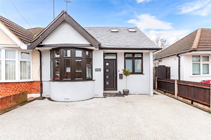 3 Bedroom Semi-Detached House For Sale In Howard Road, Upminster, RM14