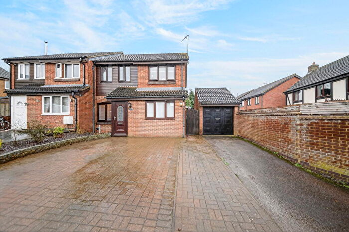 3 Bedroom Semi-Detached House For Sale In Sandpiper Close, Burton Latimer, NN15