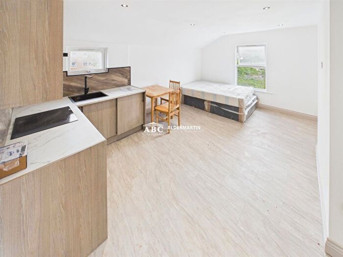 Studio To Rent In Station Road, London, NW4