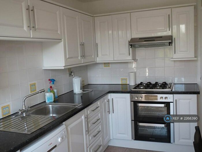2 Bedroom Flat To Rent In The Broadway, Hatfield, AL9