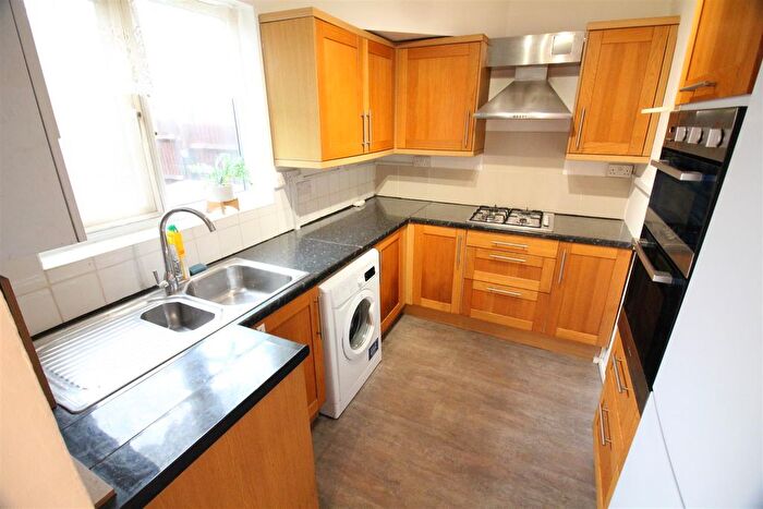 2 Bedroom Flat To Rent In Willow Tree Lane, Hayes, UB4