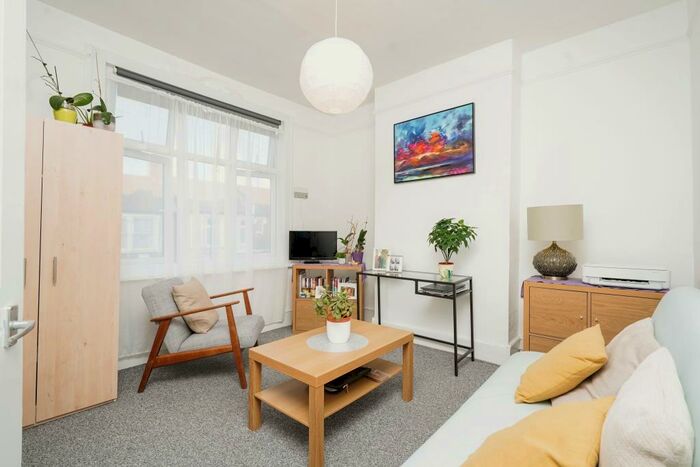 2 Bedroom Flat To Rent In Northbank Road, Walthamstow, London, E17