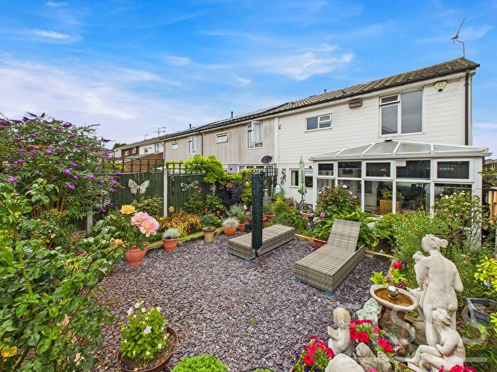 3 Bedroom End Of Terrace House For Sale In Manor Avenue, Basildon, SS13