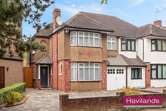 3 Bedroom Semi-detached House For Sale In Bramley Road, London, N14