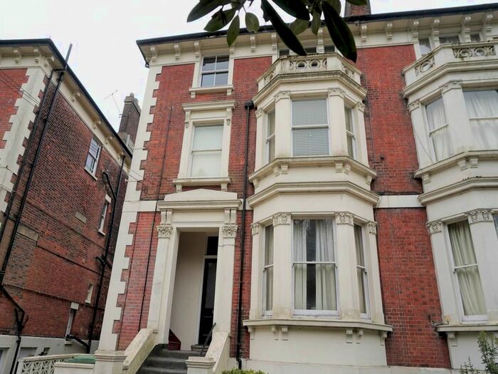 2 Bedroom Flat To Rent In Montacute Gardens, Tunbridge Wells, Kent, TN4