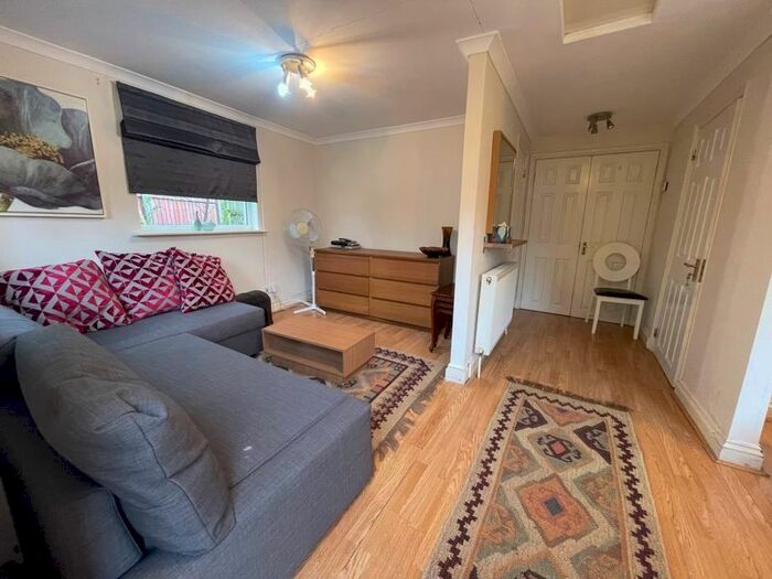 1 Bedroom Detached Bungalow To Rent In Gibbs Green, Edgware, HA8